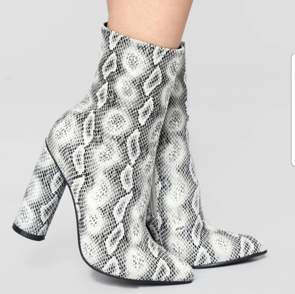 Midnight lover boot-Snake / size 6 worn once!